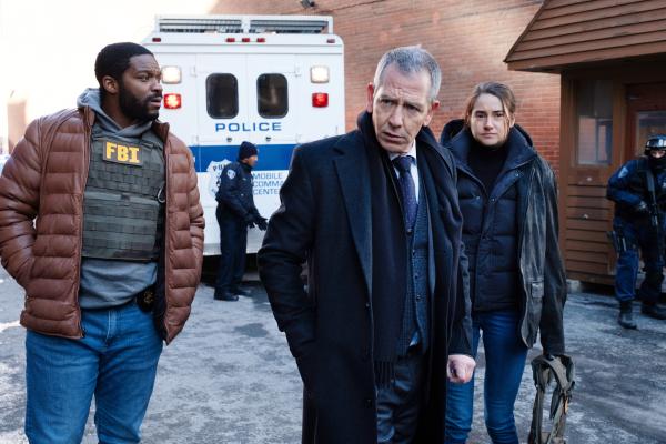 Bild 1 von 4: Gemeinsam mit ihrem Chef Lammark (Ben Mendelsohn, M.) und ihrem Kollegen Jack (Jovan Adepo, l.) sucht Eleanor (Shailene Woodley, r.) nach einer Spur des Serienmörders.