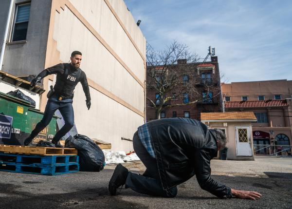 Bild 1 von 8: Special Agent Omar Adom 'OA' Zidan (Zeeko Zaki, l.); Daniel Lagos (Craig Walker, r.)