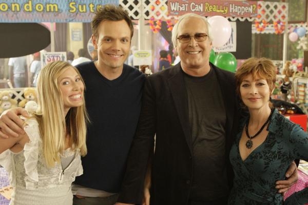 Bild 1 von 32: Doppel-Date: Sabrina (Sara Erikson, l.), Jeff (Joel McHale, 2.v.l.), Pierce (Chevy Chase, 2.v.r.) und Doreen (Sharon Lawrence, r.) ...