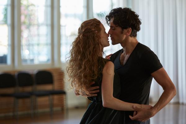 Bild 1 von 15: Eva (Sina-Valeska Jung) lässt sich von Erik (Vladimir Korneev) zum Tanzen verführen.