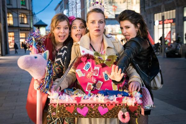 Bild 1 von 5: (v.l.n.r.) Sophie Rocard (Luise Helm); Dorothee Weyers (Heike Warmuth); Jessica Strobel (Katharina Schmidt); Zoe Kaufmann (Natalia Rudziewicz)