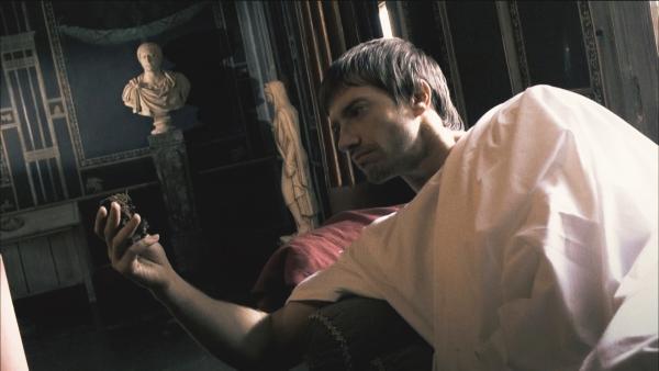 Bild 1 von 5: Arminius stammt ursprünglich aus Germanien. Als Kind wird er gefangen genommen, nach Rom gebracht und zu einem Römer erzogen.