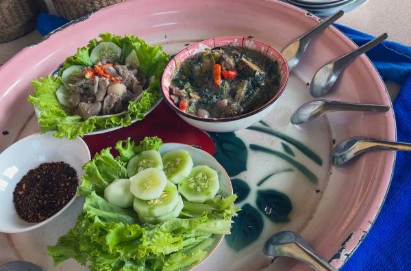 Bild 1 von 4: In Laos bereitet Laa einen Eintopf aus Schweinefleisch zu.