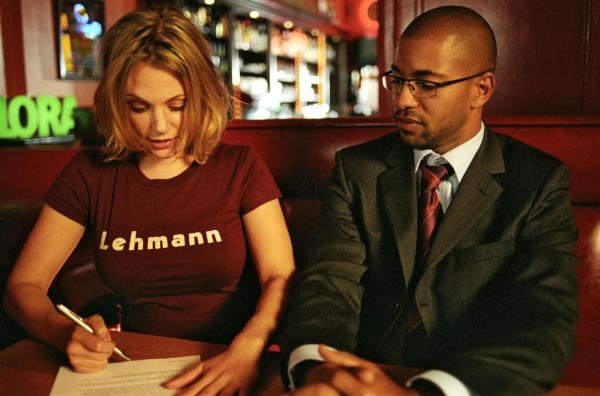 Bild 1 von 19: Der Deal ist perfekt: Leslie (Eva Hassmann, l.) unterzeichnet den Vertrag, der die Scheinehe mit Koofi (Tyron Ricketts, r.) regelt ...