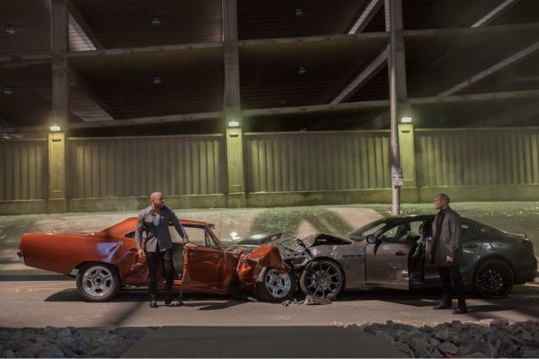 Bild 1 von 3: (L to R) Dom Toretto (VIN DIESEL) faces off against Deckard Shaw (JASON STATHAM) in Furious 7.  Continuing the global exploits in the unstoppable franchise built on speed, James Wan directs this chapter of the hugely successful series.