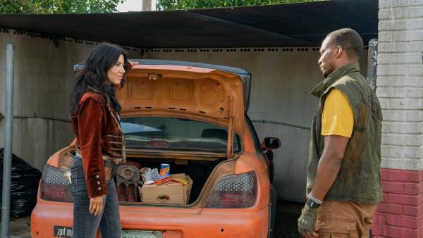 Bild 1 von 3: Quiet (Stephanie Beatriz) bereitet das Auto für die Weiterfahrt vor - mit John (Anthony Mackie) an ihrer Seite und einem ungewissen Weg vor ihnen.