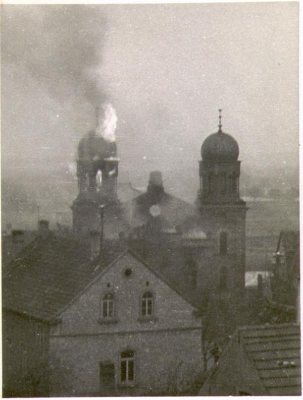 Bild 1 von 5: 1938: brennende Synagoge in Kitzingen.