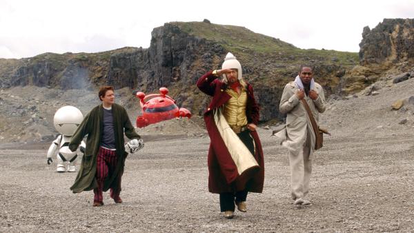 Bild 1 von 6: Foto, v.l.n.r.: Marvin (Warwick Davis), Arthur (Martin Freeman), Zaphod Beeblebrox (Sam Rockwell) und Ford Prefect (Mos Def)