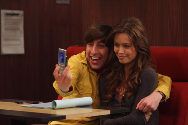 Bild 1 von 20: Raj gönnt sich ein Bier, fasst sich ein Herz und spricht Summer (Summer Glau, r.) an, die auch nicht abgeneigt ist, sich mit ihm zu unterhalten. Schließlich stellt Howard (Simon Helberg, l.) jedoch fest, dass Raj ein alkoholfreies Bier getrunken hat ...