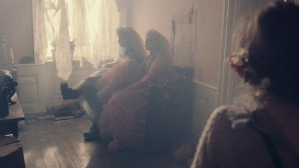 Bild 1 von 4: Die Stiefschwestern (Rosalinde Mynster, Molly Blixt Egelind) wollen nicht zuhören.
© BR/DR/Bo Tengberg - Honorarfreie Verwendung gemäß AGB im redaktionellen Zusammenhang mit genannter Sendung bei Nennung \