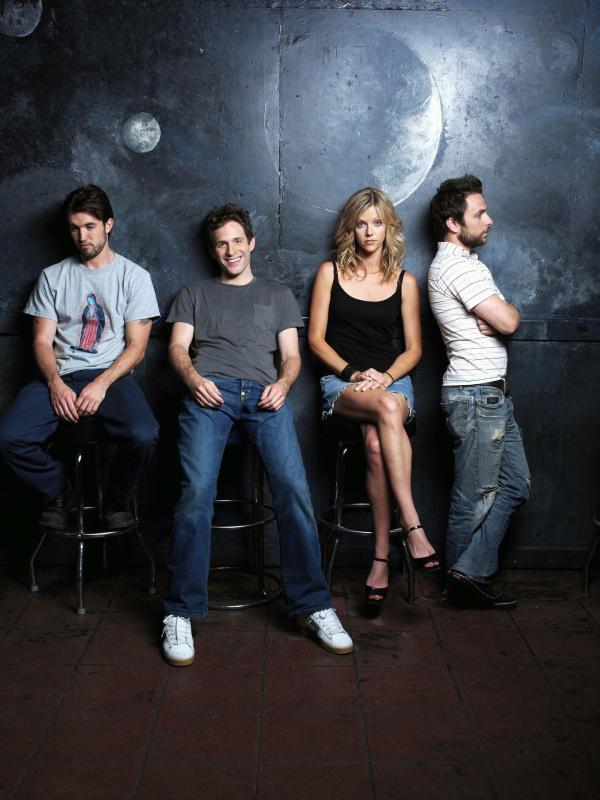 Bild 1 von 17: (1. Staffel) - Besitzen eine Bar in Philadelphia, in der es etwas anders zugeht: Mac (Rob McElhenney, l.), Charlie (Charlie Day, r.), Dennis (Glenn Howerton, 2.v.l.) und Dee (Kaitlin Olson, 2.v.r.) ...