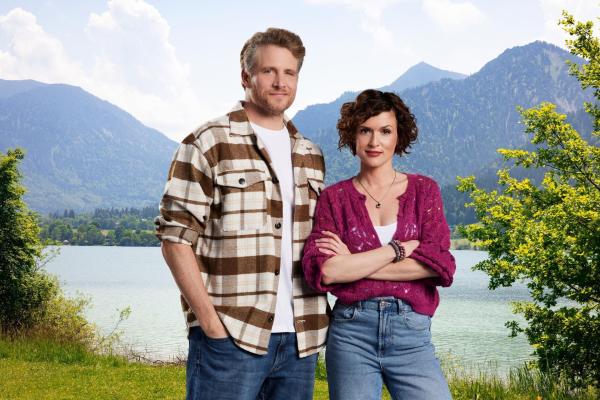 Bild 1 von 15: Max Raichinger (Alexander Koll, l.); Marie Raichinger (Sophie Melbinger, r.)