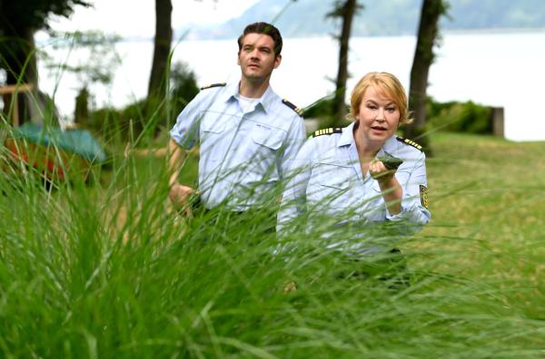 Bild 1 von 3: Jakob Frings (Max König, l.) und, Nele Fehrenbach (Floriane Daniel, r.) beobachten verdächtige Aktivitäten.