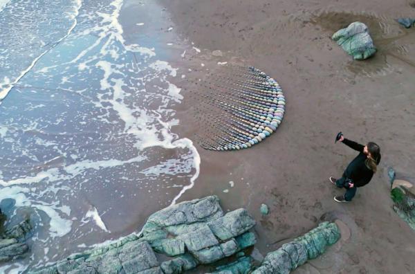 Bild 1 von 2: Jon Foremans Land Art ist Kunst, die verschwindet. Das Meer holt sich die Steine zurück.