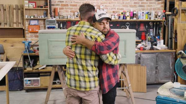 Bild 1 von 2: Bromance in der Werkstatt - Schreiner Eugen greift Murat in der aktuellen Folge unter die Arme.