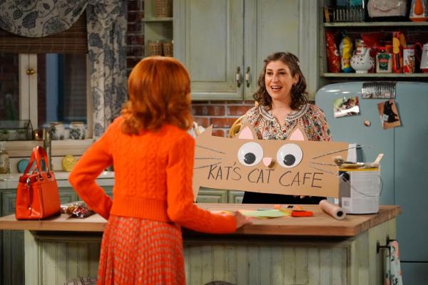 Bild 1 von 12: Sheila (Swoosie Kurtz, l.); Kat (Mayim Bialik, r.)