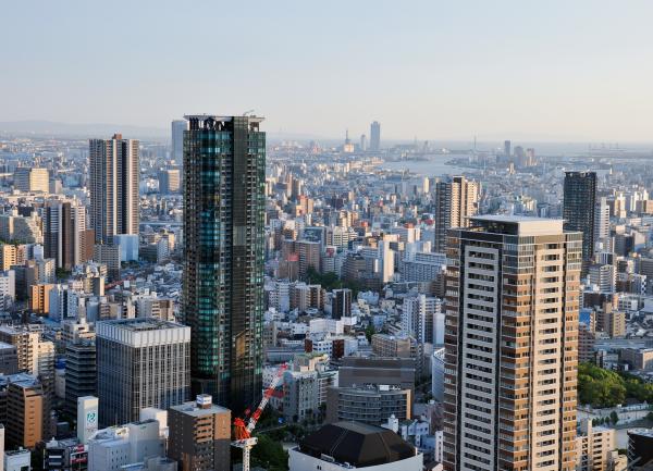 Bild 1 von 3: Die Stadt Osaka, Blick vom Umeda Sky Building.