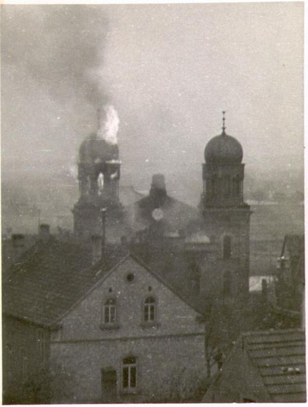 Bild 1 von 1: 1938: brennende Synagoge in Kitzingen.