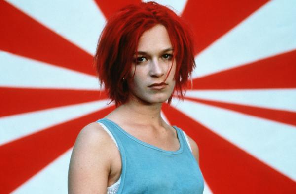 Bild 1 von 2: Lola (Franka Potente) muss zügig 100.000 Mark auftreiben, um ihren Freund Manni (Moritz Bleibtreu) zu retten.