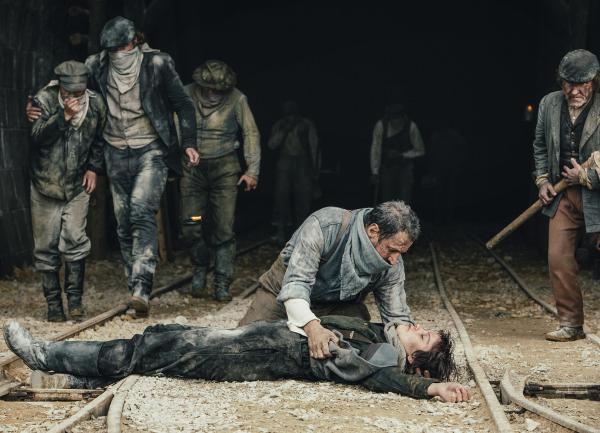 Bild 1 von 3: Ein schwarzer Tag auf der Baustelle: Giuseppe (Walter Leonardi, Mi.) trauert um Leo (Silvia Busuioc, liegend)