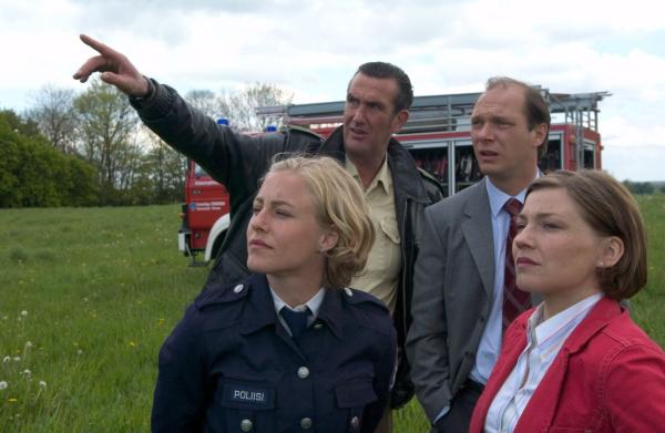 Bild 1 von 11: Die herbeigerufene Polizei besichtigt den Ort des Ungl?cks. Von links: Leena Virtanen (Li Hagman), Olav Hinzmann (Kai Maertens), Winnie Scheel (Martin Brambach) und Katrin B?rensen (Claudia Schmutzler).Honorarfrei - nur f?r diese Sendung bei Nennung ZDF und Marc Meyerbr?ker
