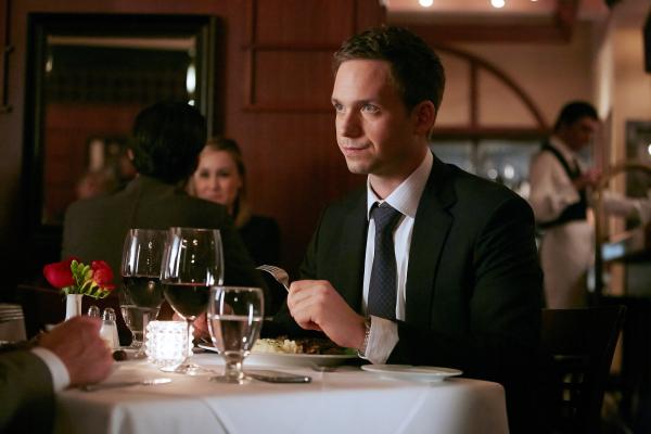 Bild 1 von 2: Mike (Patrick J. Adams) hat nach einem zwielichtigen Deal Probleme. Nur eine sehr unwahrscheinliche Aussöhnung zwischen ihm und seinem ehemaligen Mentor könnte die Lage deeskalieren.