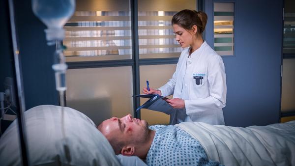 Bild 1 von 12: Dr. Eva Grünberg (Laura Berlin, r.) kontrolliert die Werte von Adam Berg (Eric Stehfest, l.), der noch nicht das Bewusstsein erlangt hat.