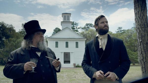 Bild 1 von 12: Reverend Walthall (Mark Boone l.); Samuel Turner (Armie Hammer, r.)