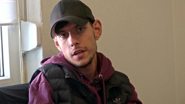 Bild 1 von 4: Pascal steht vor einem riesigen Schuldenberg. Was nun?