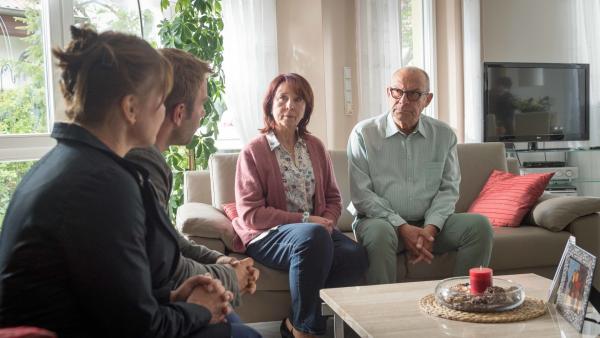 Bild 1 von 9: Der Vater von David Schuhmacher hat die Schauspielträume seines Sohnes für Hirngespinste gehalten. Er hat ihm den Geldhahn zugedreht, um ihn zur Vernunft zu bringen. Seiner Mutter hat David trotzdem erzählt, er werde nach Los Angeles gehen. Scheinbar war er auch sicher, dass er dafür das Geld bekommen würde. Aber woher? (v.l.n.r.: Claudia Schmutzler, Dominic Boeer, Christine Schmidt-Schaller, Hans Klima ).