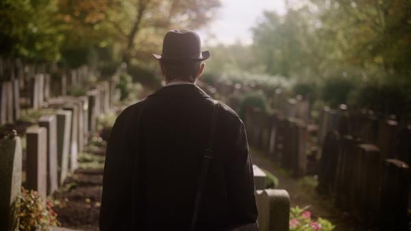 Bild 1 von 1: Mann auf Friedhof.