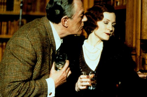 Bild 1 von 6: Sir William (Michael Gambon) und seine Schwägerin Louisa Stockbridge (Geraldine Somerville) trinken einen Whisky zusammen.