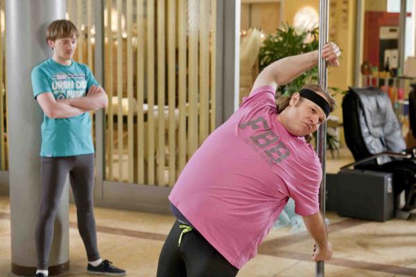 Bild 1 von 23: Da Bea die Poledance Vorführung von Dannis neuen Klienten Karstens toll fand und Männer die sich was trauen sexy findet, legen sich Nils (Oliver Fleischer, r.) und Hannes (Tino Mewes, l.) mächtig ins Zeug um Bea zu beeindrucken ...