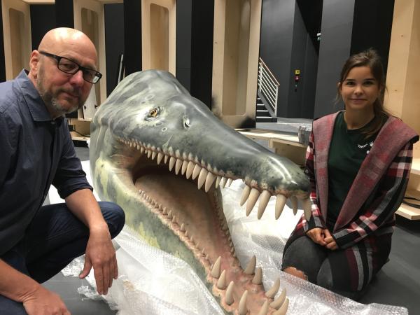 Bild 1 von 6: Saurier-Experte Bernd zeigt Anna das Modell eines Liopleurodons. Der Name des Meeresauriers heißt übersetzt: \