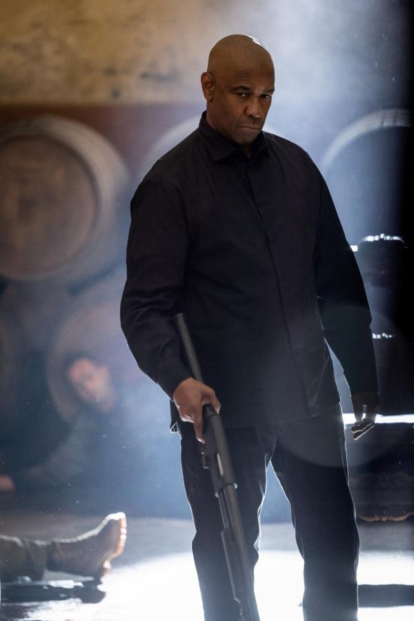 Bild 1 von 11: Robert McCall (DENZEL WASHINGTON) leaves the farm in Sicily with what he came for in Columbia Pictures THE EQUALIZER 3.  Photo by: Stefano Montesi
