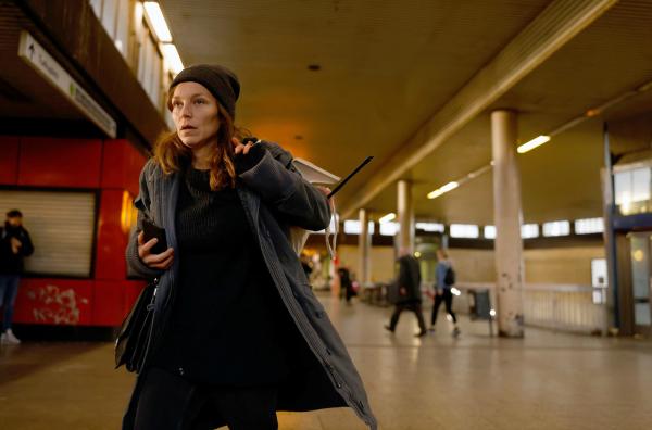 Bild 1 von 12: Dass ihr Vater in absehbarer Zeit aus dem Gefängnis entlassen wird, versetzt Julia Klemm (Franziska Wulf) in Panik.