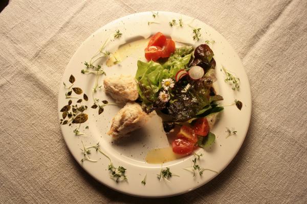 Bild 1 von 6: Geräucherte Forelle mit Fischnockerl und Frühlingssalat, zubereitet von Angelika Anetseder.