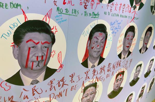 Bild 1 von 8: Anti-Xi-Plakat in Taiwan: Die kleine Insel, die vom riesigen China als abtrünnige Provinz betrachtet wird, könnte der nächste Schauplatz eines Krieges mit globalen Auswirkungen sein.