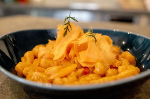 Bild 1 von 2: Ein Teller Möhren-Gnocchi in einer leicht scharfen Möhrensoße