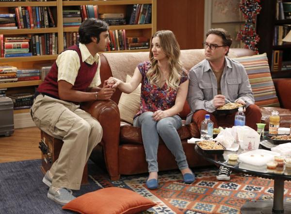 Bild 1 von 30: Während Penny (Kaley Cuoco, M.) und Leonard (Johnny Galecki, r.) das Rollenangebot besprechen, plagt Raj (Kunal Nayyar, l.) ein schlechtes Gewissen, da er versucht, gleichzeitig zwei Frauen zu daten ...