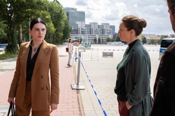 Bild 1 von 5: Felix Brenners Verteidigerin, seine Zwillingsschwester Moira Brenner (Phenix Kühnert, li.), ist von der Unschuld ihres Bruders überzeugt und wirft Georg (Stephan Szász, re.) und Katharina (Franziska Hartmann, Mi.) einseitige Ermittlung vor.