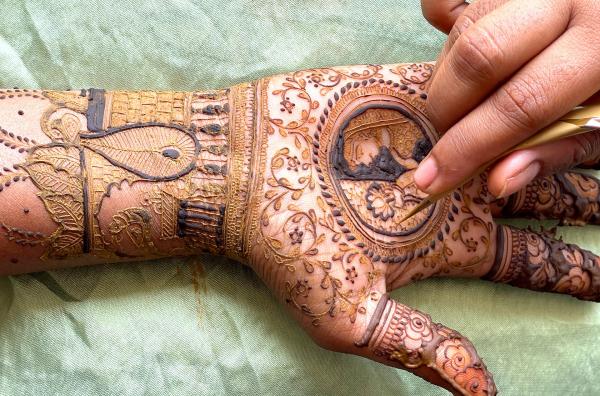 Bild 1 von 1: Körperbemalung mit Henna ist in Indien seit Jahrhunderten ein kunstvolles Ritual.