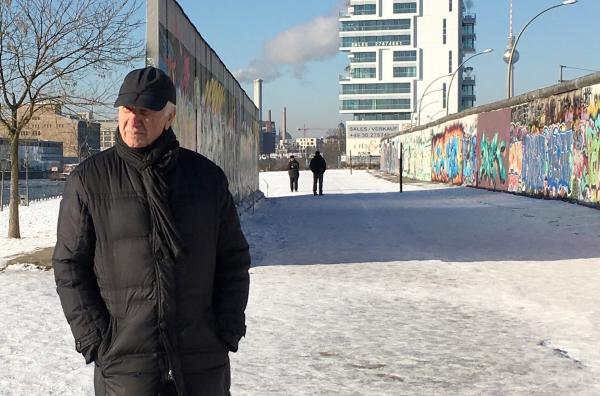 Bild 1 von 2: Mit fast 140 Filmen hat Armin Mueller-Stahl Filmgeschichte geschrieben und es als einer der wenigen Deutschen geschafft, ein gefeierter Hollywoodschauspieler zu werden.