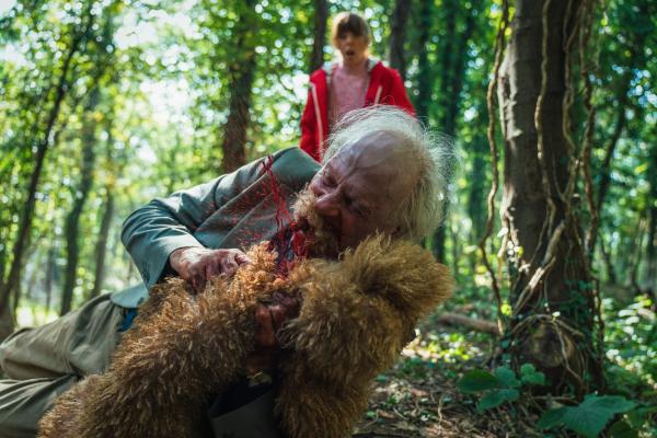 Bild 1 von 7: Schock für Jane (Rebecca Humphries): Der vermeintlich hilfsbedürftige Frank (Paul Bentall) fällt plötzlich über ihren Hund her.