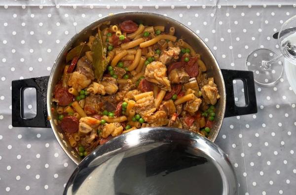 Bild 1 von 1: In Porto Moniz wird Makkaroni mit geschmortem Rindfleisch, Chorizo, Erbsen und im Ragout gegarten Nudeln serviert.