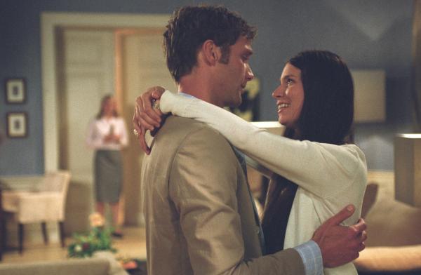 Bild 1 von 1: Judith (Elisabeth Sutterlüty, r.) ist glücklich, wieder bei ihrem Verlobten Oliver (Patrik Fichte, l.) zu sein.