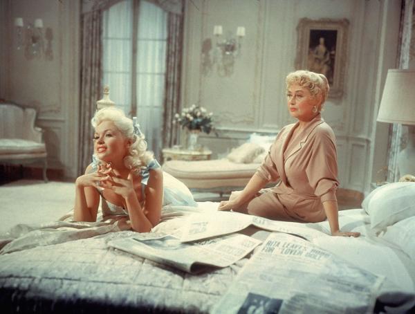 Bild 1 von 4: Rita Marlowe (Jayne Mansfield, l.); Violet (Joan Blondell, r.)