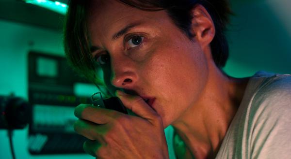 Bild 1 von 5: Rike (Susanne Wolff, Bild) alleine mit ihrem Segelboot in See.