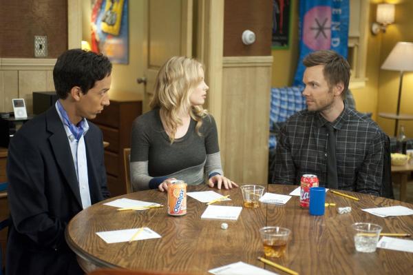Bild 1 von 11: Abed (Danny Pudi, l.) weist Britta (Gillian Jacobs, M.) und die anderen auf die Gefahr hin, dass Jeff (Joel McHale, r.) mit diesem Spiel verschiedene Zeitstränge schafft, aber niemand nimmt seinen Einwurf ernst - mit verheerenden Folgen ...