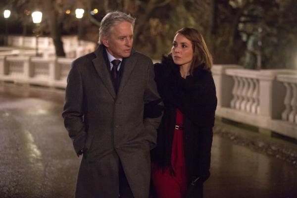 Bild 1 von 15: In ihrem früheren Mentor Eric Lasch (Michael Douglas, l.) findet Alice (Noomi Rapace, r.) einen wertvollen Verbündeten.